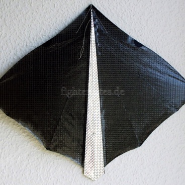 Segel: appliziert
Segelmaterial: Orcon / Mylar
Bogenstab: Carbon 1,5 mm
Mittelstab: Bambus geschnitzt
Gesamtgewicht: 8,6 g Segel: appliziert
Segelmaterial: Orcon / Mylar
Bogenstab: Carbon 1,5 mm
Mittelstab: Bambus geschnitzt
Gesamtgewicht: 8,6 g